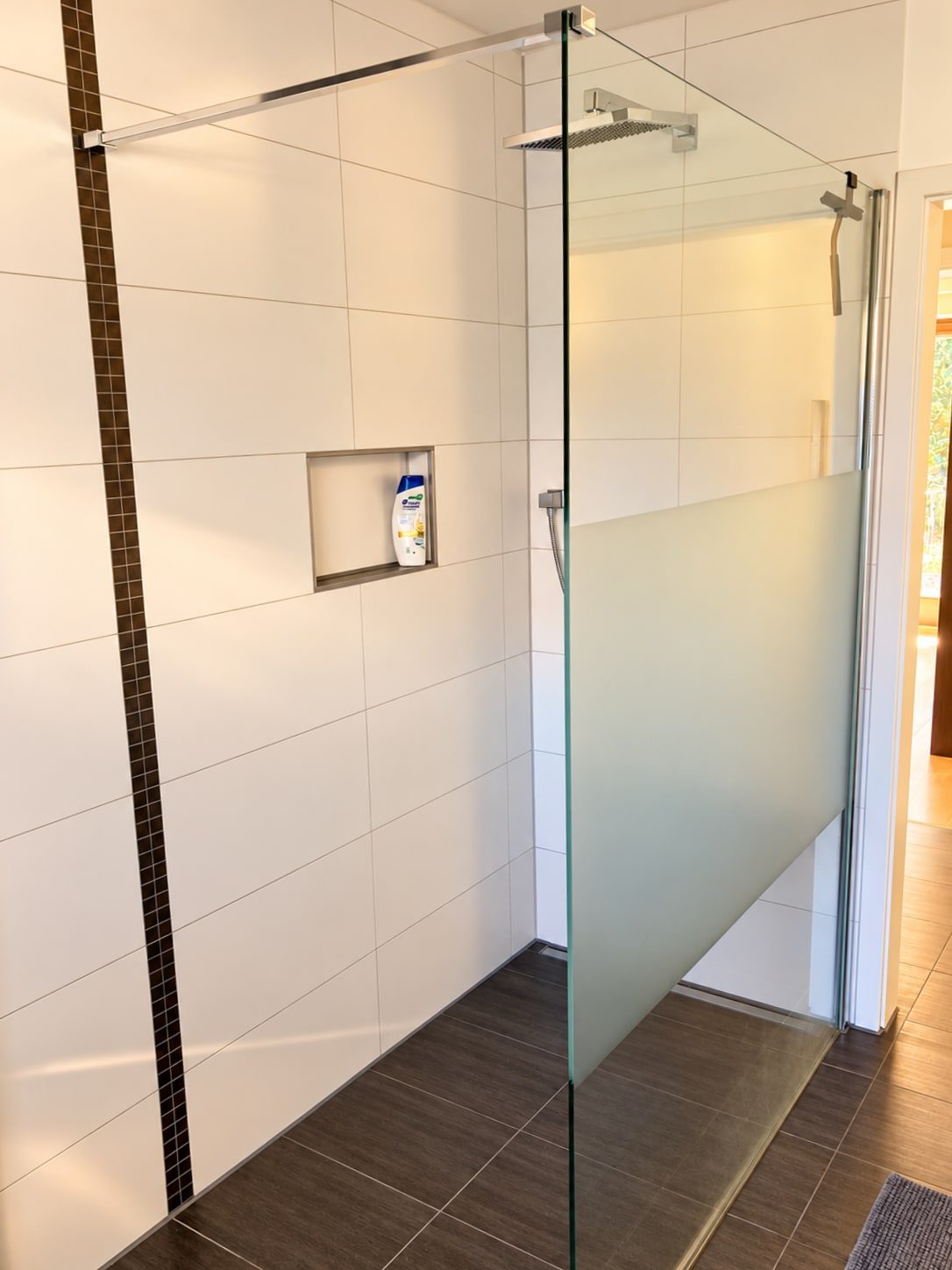 Ebenerdige Walk-in-Dusche mit Regenbrause und Glaswand