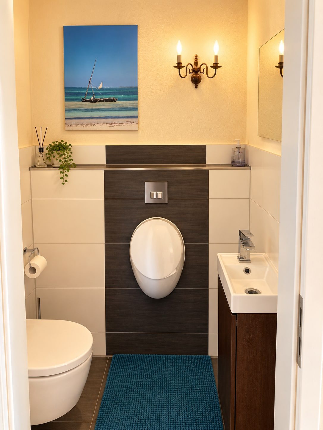 Separates Gäste-WC mit Waschbecken und Wandleuchte